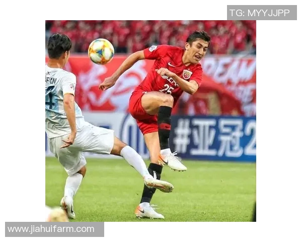 踢足球的乐趣与风险并存请谨慎选择运动方式以免受伤